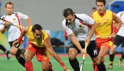 Zwei Spanier versuchen dem Deutchen Christopher Zeller den Ball abzunehmen.