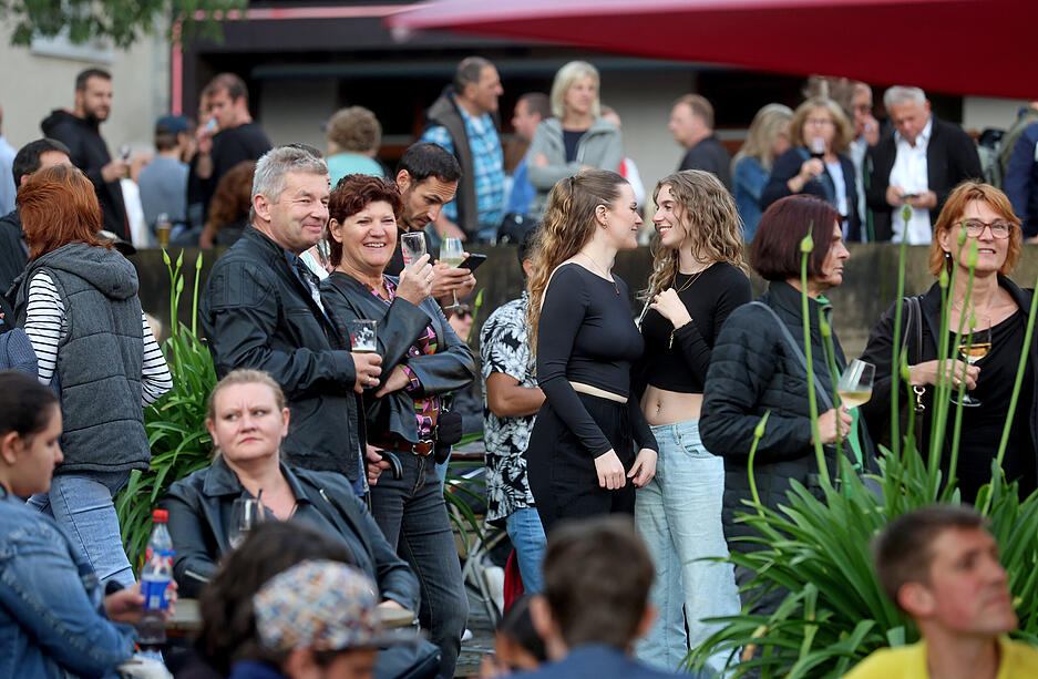 Im Neckarbogen, der zum ersten Mal Teil des Lichterfests war, fiel der Second-Hand-Made-Unikatmarkt buchstäblich ins Wasser. Im Neckarbogen, der zum ersten Mal Teil des Lichterfests war, fiel der Second-Hand-Made-Unikatmarkt buchstäblich ins Wasser.