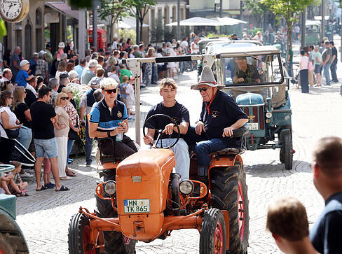 Durch Eppingen fahren am Sonntag etliche Oldtimer – von Traktoren bis Cabrios.