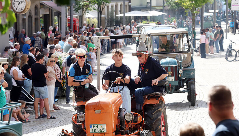 Durch Eppingen fahren am Sonntag etliche Oldtimer – von Traktoren bis Cabrios.