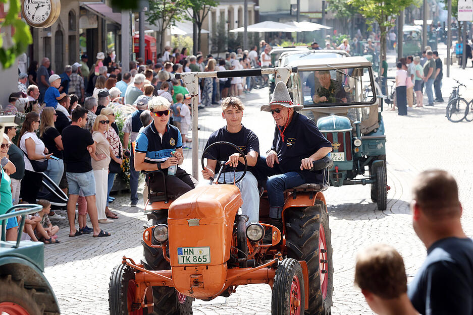 Durch Eppingen fahren am Sonntag etliche Oldtimer – von Traktoren bis Cabrios.