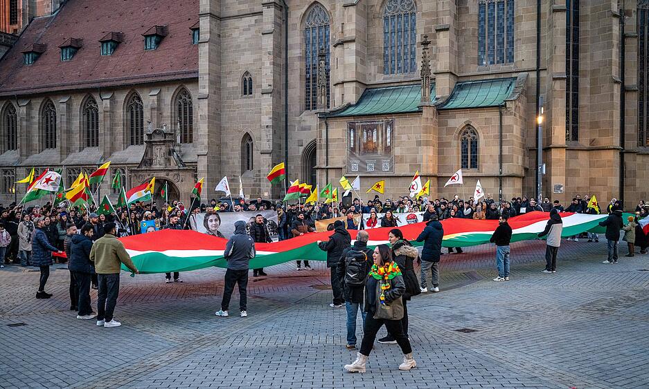 Auf dem Heilbronner Kiliansplatz hat es eine Kundgebung zur Lage im Nordosten-Syriens gegeben.