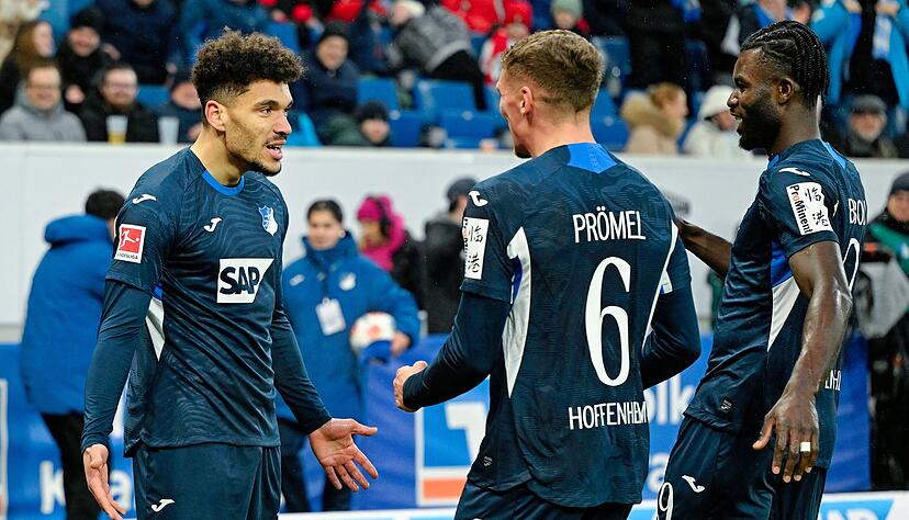 Grischa Prömel (Nummer 6) jubelt mit Torschütze Valentin Gendrey (links) über das 3:0 der TSG Hoffenheim gegen den SC Freiburg. Grischa Prömel (Nummer 6) jubelt mit Torschütze Valentin Gendrey (links) über das 3:0 der TSG Hoffenheim gegen den SC Freiburg.