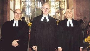 Dekan Martin Luscher (Mitte) setzte die neuen Lauffener Pfarrer Gunter Bareis (links) und Christof Fr&ouml;schle in ihr Amt ein.Foto: Stefanie Pf&auml;ffle
