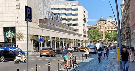 Früher waren hier Parkplätze, jetzt ist Platz für Radfahrer und Fußgänger. Barcelona will Autos bis 2030 weitgehend aus der Innenstadt verbannen.
Foto: Christoph Donauer