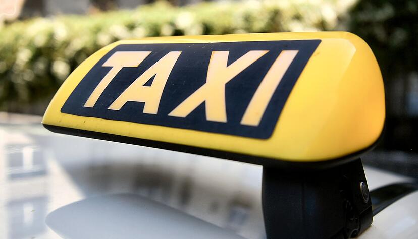 Der Taxifahrer und sein Fahrgast bleiben unverletzt. (Symbolbild)
