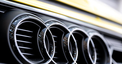 Bei Audi liegen die Pläne für ein eigenes US-Werk vorerst auf Eis. Die Marke mit den vier Ringen könnte bei einer anderen VW-Tochter produzieren. Bei Audi liegen die Pläne für ein eigenes US-Werk vorerst auf Eis. Die Marke mit den vier Ringen könnte bei einer anderen VW-Tochter produzieren.
