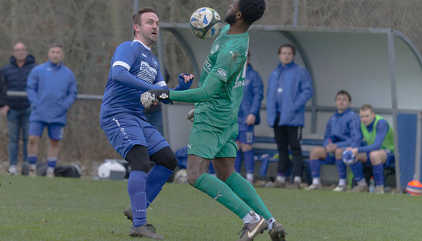 SGK-Trainer Denis Schwager (links) - hier gegen Osaigbovo Clemens vom SC Rot-Weiß Rheinau - hat zuletzt wieder das Trikot übergestreift. SGK-Trainer Denis Schwager (links) - hier gegen Osaigbovo Clemens vom SC Rot-Weiß Rheinau - hat zuletzt wieder das Trikot übergestreift.