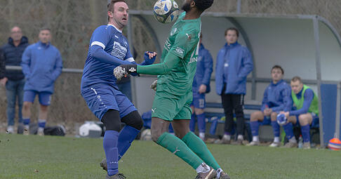SGK-Trainer Denis Schwager (links) - hier gegen Osaigbovo Clemens vom SC Rot-Weiß Rheinau - hat zuletzt wieder das Trikot übergestreift. SGK-Trainer Denis Schwager (links) - hier gegen Osaigbovo Clemens vom SC Rot-Weiß Rheinau - hat zuletzt wieder das Trikot übergestreift.