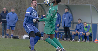 SGK-Trainer Denis Schwager (links) - hier gegen Osaigbovo Clemens vom SC Rot-Wei&szlig; Rheinau - hat zuletzt wieder das Trikot &uuml;bergestreift.