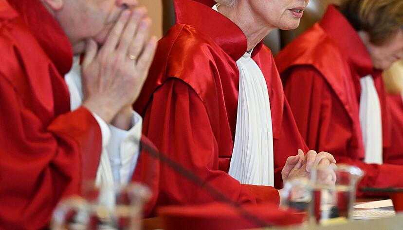 Die Bundesverfassungsrichterinnen und -richter sind bekannt f&uuml;r ihre roten Roben. (Archivbild)