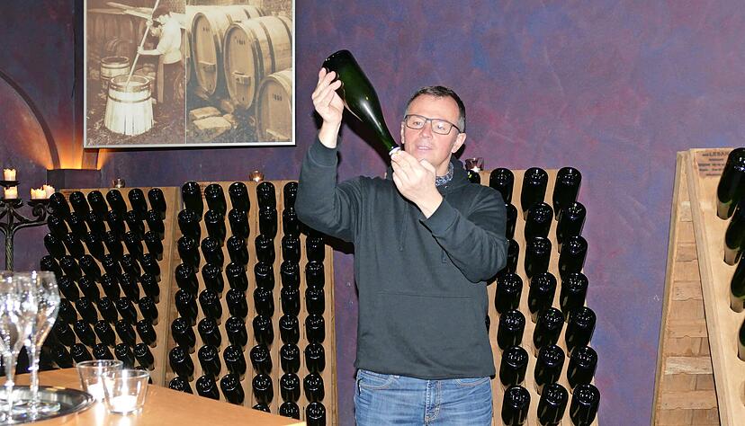 Jürgen Willy begutachtet die Hefe, die sich durch leichtes Bewegen der Flaschen auf den Rüttelpulten am Kronkorken absetzt.
Foto: Helga El-Kothany Jürgen Willy begutachtet die Hefe, die sich durch leichtes Bewegen der Flaschen auf den Rüttelpulten am Kronkorken absetzt.
Foto: Helga El-Kothany