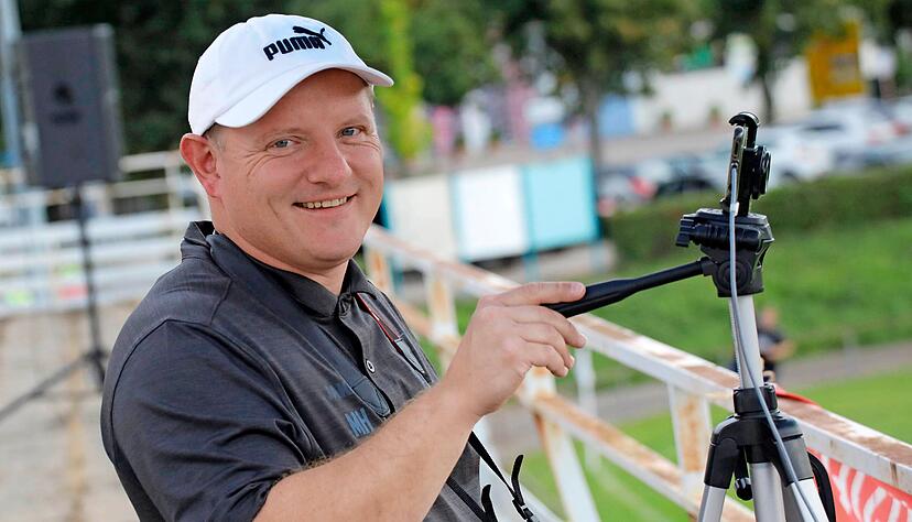 Marc Hofacker ist in Pfedelbach als Stadionsprecher, sorgt w&auml;hrend der Spiele des Landesliga-Teams f&uuml;r Musik, macht einen Liveticker, filmt und fotografiert.
Foto: mars
