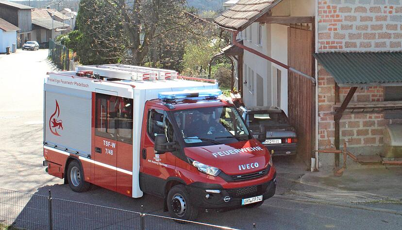 Feuerwehr, Technisches Hilfswerk und das Rote Kreuz fahren am Samstag gegen 17 Uhr durch Pfedelbach und ermahnen die Menschen, daheim zu bleiben.
Foto: Stefanie Jani Feuerwehr, Technisches Hilfswerk und das Rote Kreuz fahren am Samstag gegen 17 Uhr durch Pfedelbach und ermahnen die Menschen, daheim zu bleiben.
Foto: Stefanie Jani