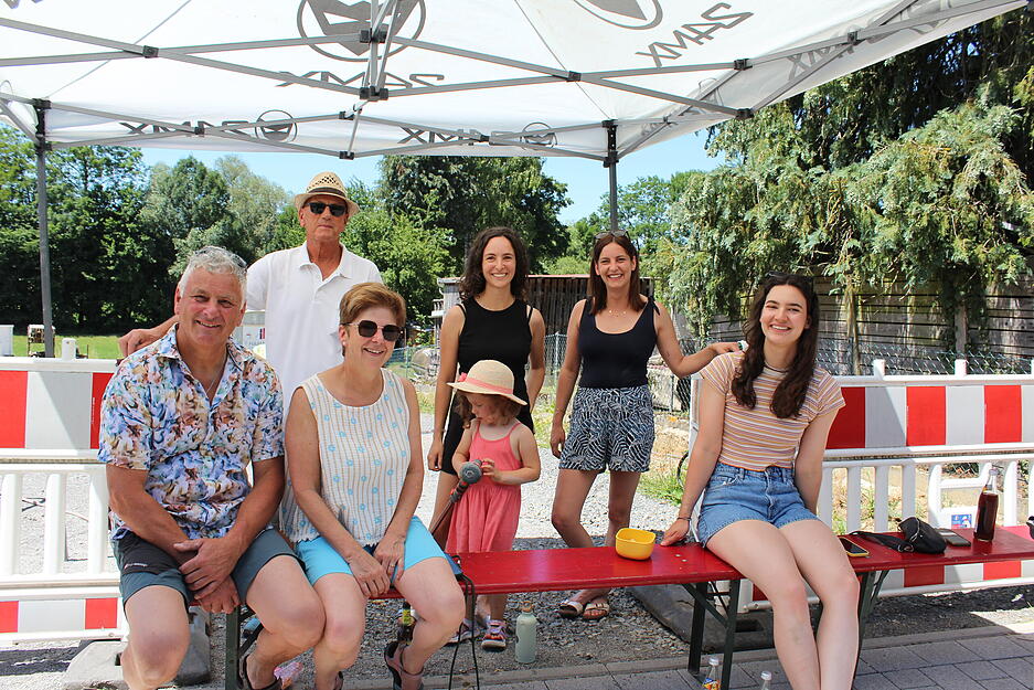 Viele Zuschauer suchten Schutz unter Sonnenschirmen und Hüten. Viele Zuschauer suchten Schutz unter Sonnenschirmen und Hüten.