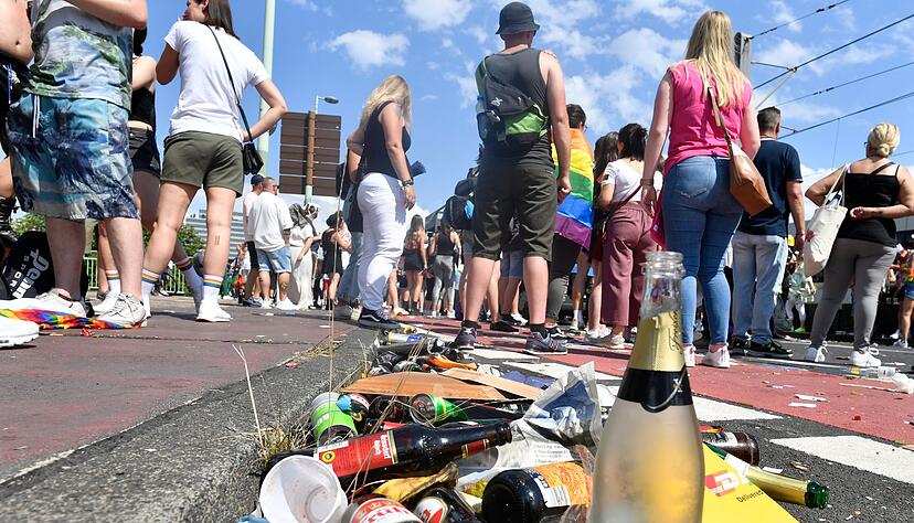 In Köln liegen leere Pfandflaschen am Straßenrand. (Archivbild) In Köln liegen leere Pfandflaschen am Straßenrand. (Archivbild)