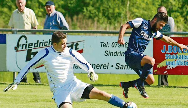 Markus Barthelmes, Torh&uuml;ter des VfR Altenm&uuml;nster, stoppt Joannis Papakostas von der SG Sindringen/Ernsbach fair.Foto: Kurt Gesper