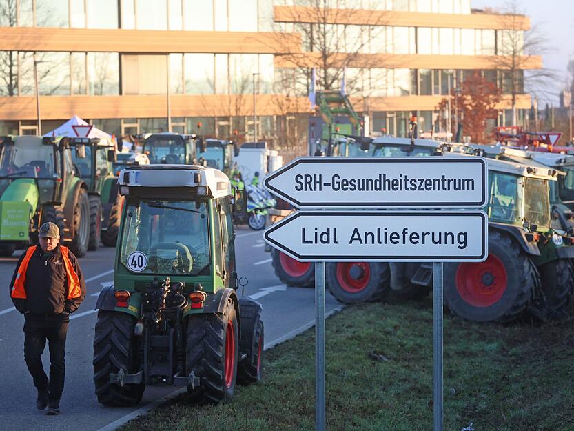 Zufahrt nicht möglich: Die Landwirte blockieren die Straßen um die Lidl-Zentrale. Zufahrt nicht möglich: Die Landwirte blockieren die Straßen um die Lidl-Zentrale.