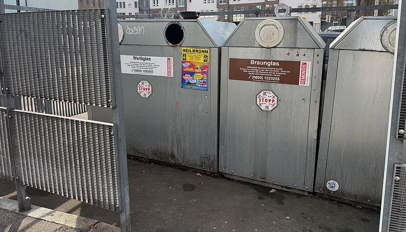 Mittlerweile ist das Altglas weggeräumt und die Container sind geleert. Mittlerweile ist das Altglas weggeräumt und die Container sind geleert.
