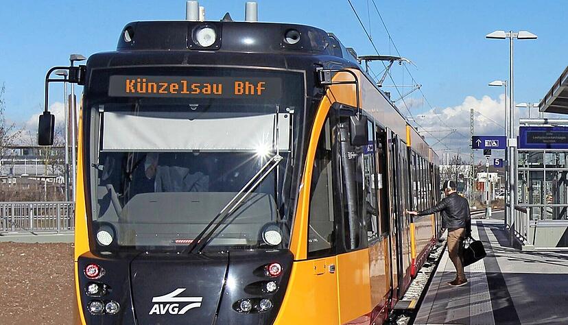 Bei der geplanten Kochertalbahn-Reaktivierung ist nun klar: Künzelsau, Kupferzell und Waldenburg müssen zunächst weniger Geld für die Planung setzen.
Montage: HZ Bei der geplanten Kochertalbahn-Reaktivierung ist nun klar: Künzelsau, Kupferzell und Waldenburg müssen zunächst weniger Geld für die Planung setzen.
Montage: HZ