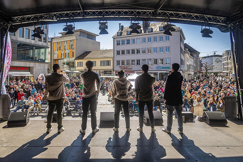06.04.2025: Beim verkaufsoffenen Sonntag und Magie der Stimmen kommt Urlaubsfeeling auf &ndash; Rund 50.000 Menschen in der Stadt