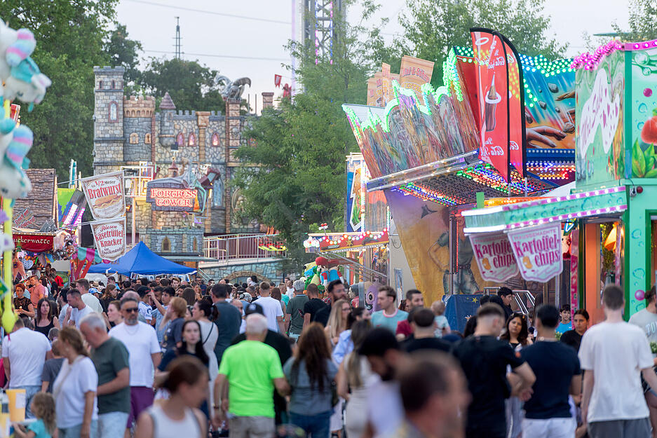 Während bei der Eröffnung des Heilbronner Volksfests der Besucherandrang noch verhalten war, füllte sich das Gelände auf der Theresienwiese am Samstag deutlich.  Unzählige Besucher spazierten über das Gelände oder nutzen die Fahrgeschäfte.