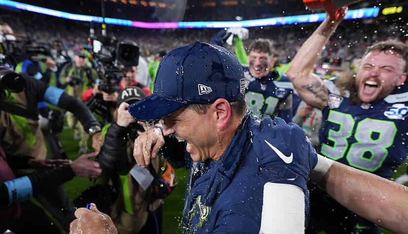 Die Spieler der Seattle Seahawks duschen ihren Trainer Mike MacDonald.