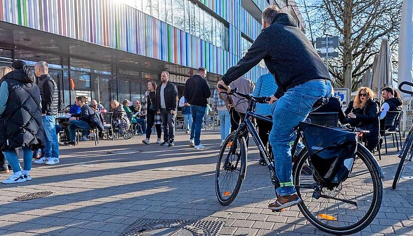 Am Marrahaus steigt mit dem ersten Frühlingswochenende schon das Konfliktpotenzial zwischen Flaneuren, Rad- und Rollerfahrern sowie Gastronomie-Personal.