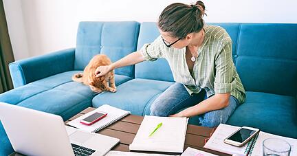 Homeoffice ist nicht immer leicht mit anderen häuslichen Aufgaben zu vereinbaren. Doch Corona hat die Bereitschaft dazu deutlich erhöht. .
Foto: olezzo/stock.adobe.com