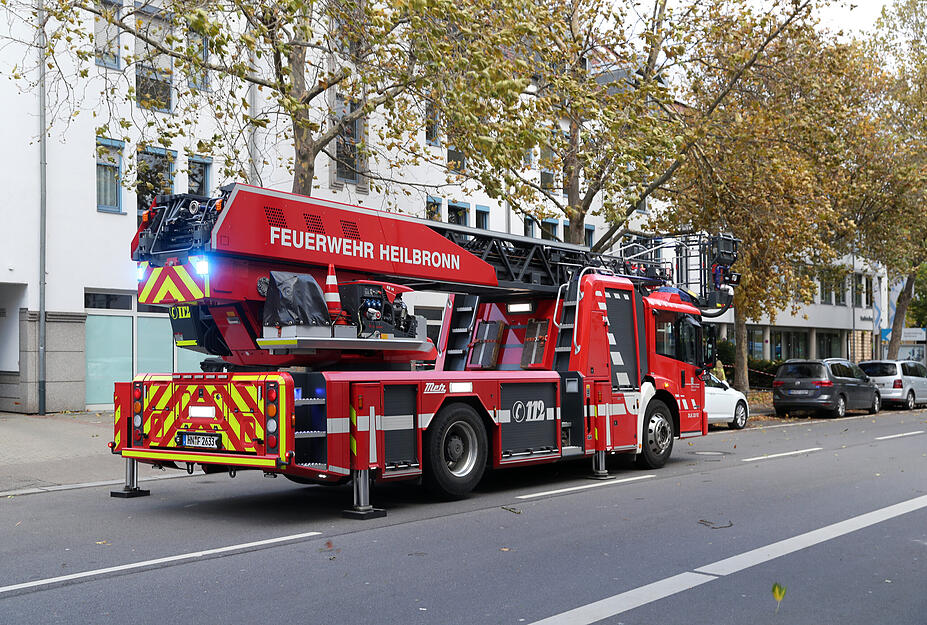 Die Feuerwehr ist im ganzen Stadtgebiet von Heilbronn unterwegs, um nach abgerissenen &Auml;sten Ausschau zu halten. Foto: Andreas Veigel