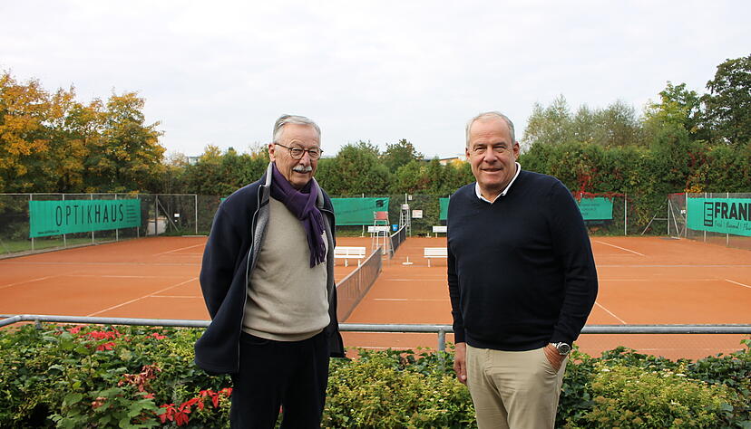 Vorsitzender Heiko Lüdemann (rechts) mit Klaus Toth, Technischer Leiter und Platzwart, stehen vor den beiden Sandplätzen, auf denen die neue Tennishalle errichtet werden soll.