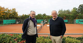 Vorsitzender Heiko Lüdemann (rechts) mit Klaus Toth, Technischer Leiter und Platzwart, stehen vor den beiden Sandplätzen, auf denen die neue Tennishalle errichtet werden soll.