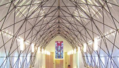 Die Augustinuskirche erhielt eine Polycarbonat-Raumschale.Foto: Ruedi Walti