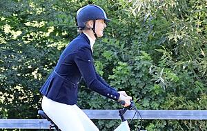 Ann-Kathrin Lindner dreht eine Ehrenrunde auf ihrem Ehrenpreis.