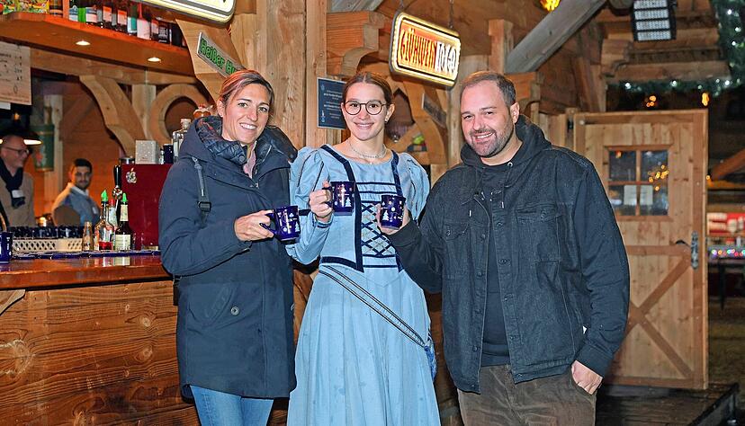 Die Moderatoren der Glühwein-Probe, Carolin Bordon und Nicolas Sigloch, stoßen mit Käthchen Enni Wielsch auf die drei Siegertropfen an.