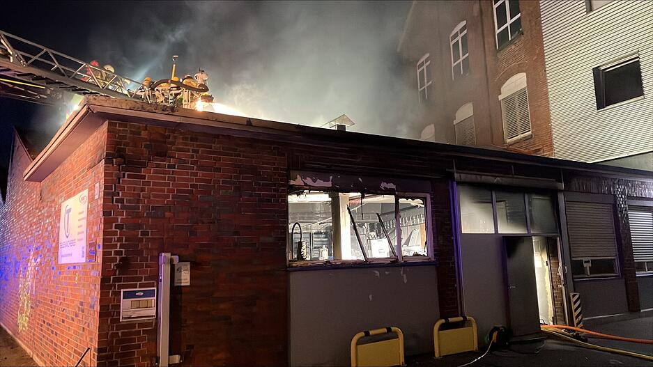 Nach dem Ablöschen suchten die Einsatzkräfte das Dach nach Glutnestern ab.