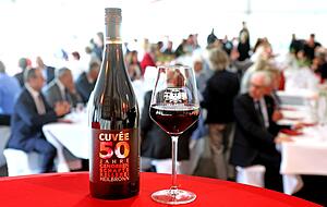 Das von Arne Maier geführte Kellerteam kreierte einen Jubiläumswein: eine Cuvée aus Lemberger und Cabernet-Sorten.