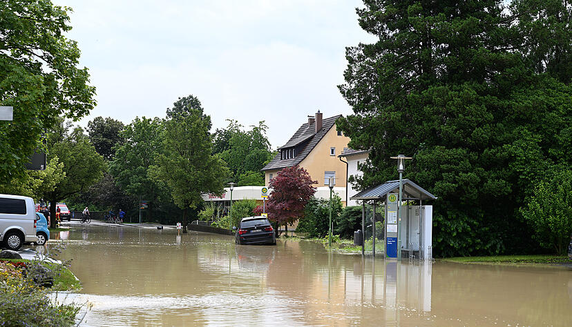 Im Bodenseekreis und im Landkreis Ravensburg sind nach Polizeiangaben mehrere Straßen überflutet worden und örtlich einige Keller vollgelaufen. Im Bodenseekreis und im Landkreis Ravensburg sind nach Polizeiangaben mehrere Straßen überflutet worden und örtlich einige Keller vollgelaufen.