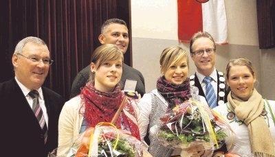 Goldmedaillen für sportliche Spitzenleistungen gab&quot;s für Ivan Jurcevic (hinten links), Daniela und Nicole Ferenz sowie Kathrin Sartorius (v.l.). Geehrt wurden sie von Stadtrat Wolfgang Bramm (links) und Bürgermeister Kornelius Bamberger.Foto: Mundt