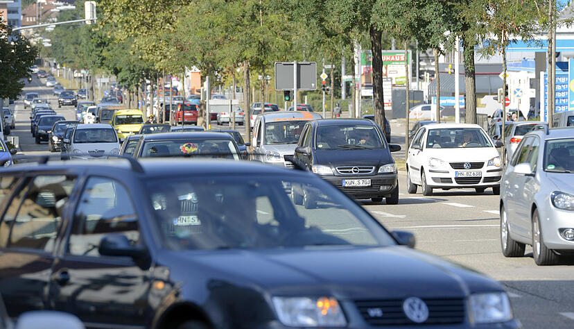 Noch rollt der Verkehr auf der Oststraße. Ab Montag wird die wichtige Verkehrsroute zwischen der Karlstraße und Weinsberger Straße für den Verkehr voll gesperrt. Noch rollt der Verkehr auf der Oststraße. Ab Montag wird die wichtige Verkehrsroute zwischen der Karlstraße und Weinsberger Straße für den Verkehr voll gesperrt.