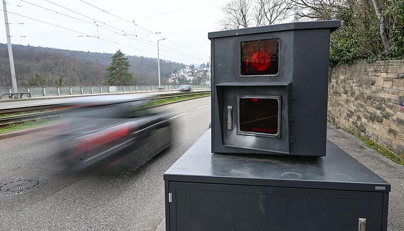 Ein Auto fährt auf einer Zufahrtsstraße zur Innenstadt von Stuttgart an einem Blitzer zur Geschwindigkeitskontrolle vorbei.