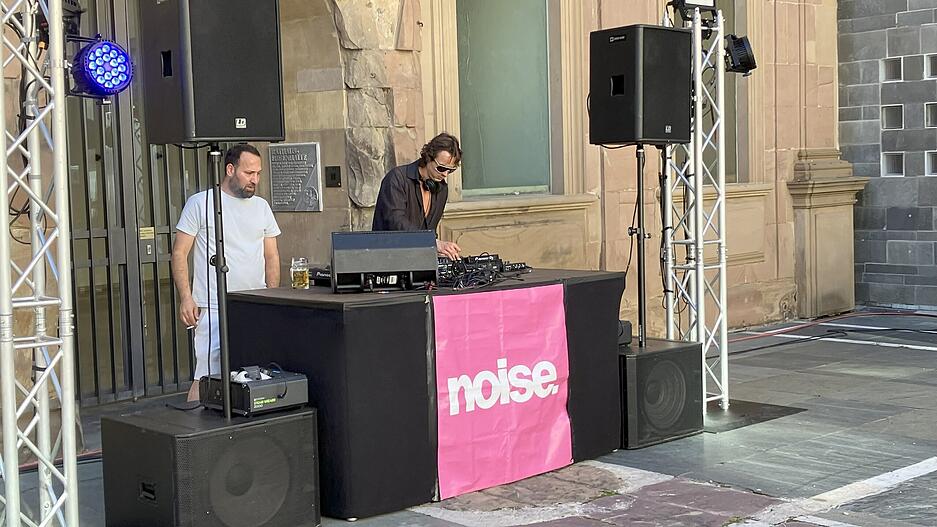 Die Party im Rathaus-Innenhof hat zum ersten Mal stattgefunden.