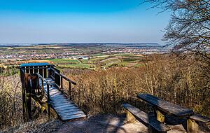 Den Blick am Wei&szlig;en Steinbruch schweifen lassen: links ist Pfaffenhofen, rechts G&uuml;glingen zu erkennen. Foto: Erwin Weigend