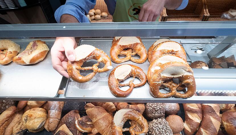 Auch in der Region werden die Brezeln in einigen Bäckerei-Filialen bald teurer.