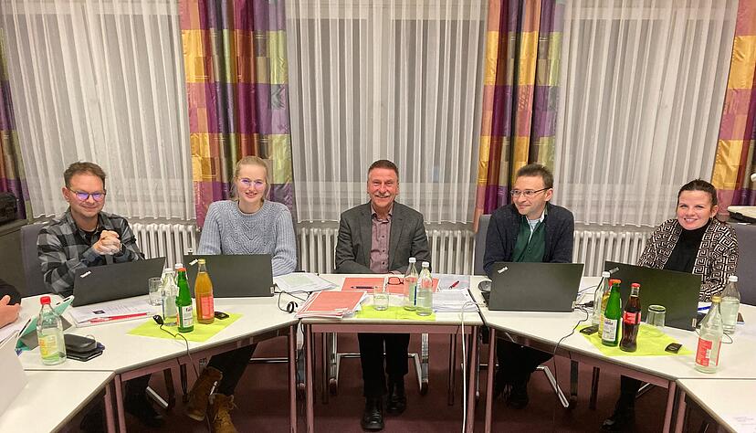Ulrich Fischer (Mitte) hat übergangsweise die Amtsgeschäfte geführt. Am Ratstisch (von links nach rechts): Mitarbeiter Jonathan Pfettscher, Sarah Riedel, Rainer Zimmermann und Isabell Dittes.
Foto: Jörg Kühl
