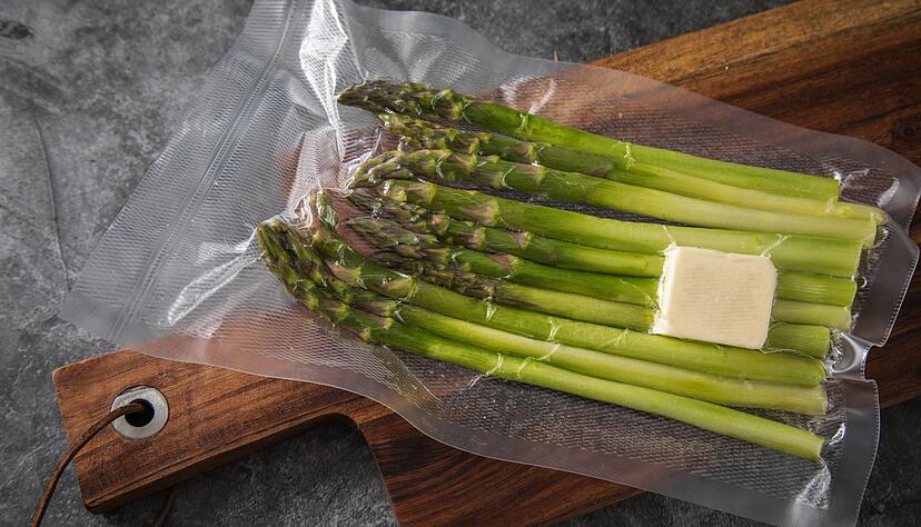 Spargel l&auml;sst sich auch einfrieren. Smart ist es, ihn schon portionsgerecht zu vakuumieren. Wenn er sp&auml;ter gebraucht wird, kommt er direkt aus dem Tiefk&uuml;hlfach f&uuml;r zwei bis drei Minuten ins Kochwasser.