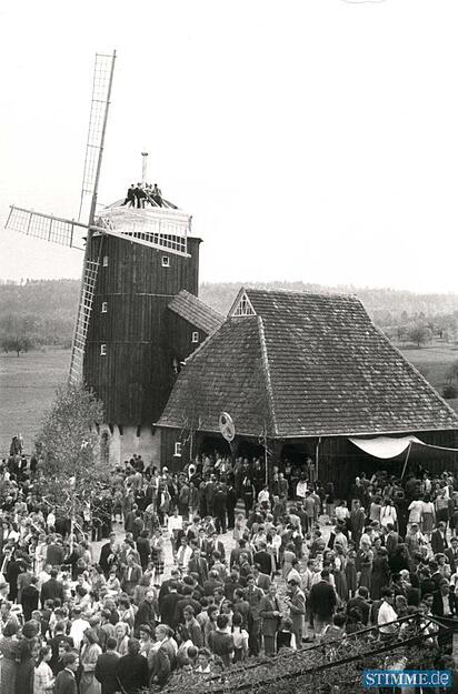 Viele Besucher kommen zum Eröffnungstag im Mai 1950.