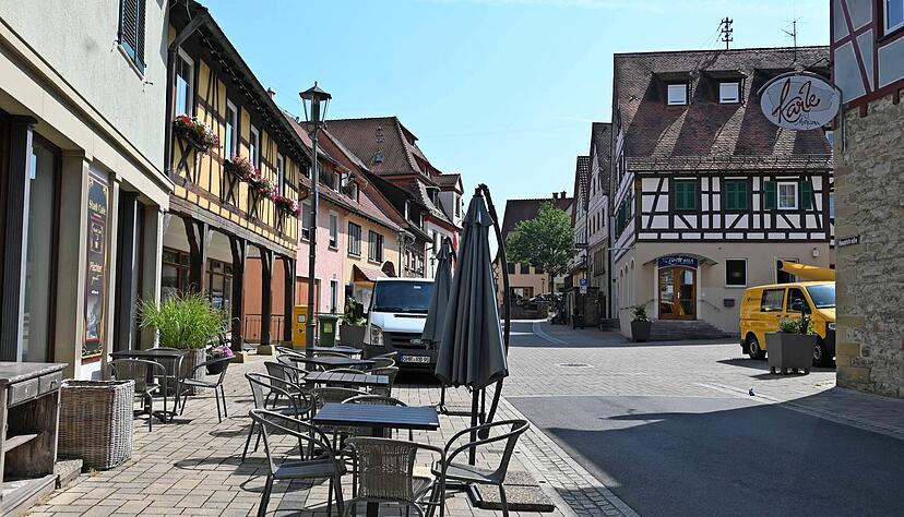 Gastronomien gibt es in Forchtenberg viel, auch Metzger und Bäcker. Nur der Einzelhandel wird seit Jahren weniger.
Foto: Katrin Draskovits Gastronomien gibt es in Forchtenberg viel, auch Metzger und Bäcker. Nur der Einzelhandel wird seit Jahren weniger.
Foto: Katrin Draskovits