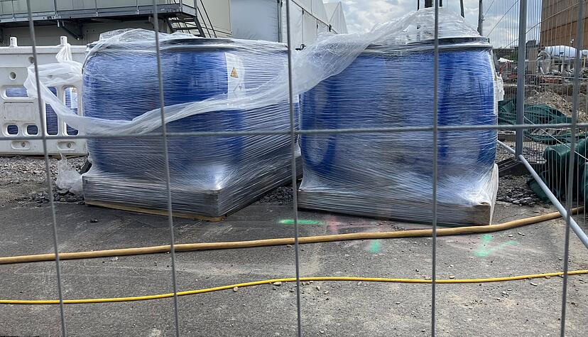 Deutlich zu erkennen: Blaue Fässer befinden sich auf der Baustelle des Bildungscampus West. Deutlich zu erkennen: Blaue Fässer befinden sich auf der Baustelle des Bildungscampus West.
