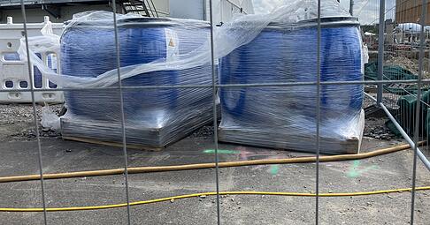 Deutlich zu erkennen: Blaue Fässer befinden sich auf der Baustelle des Bildungscampus West.